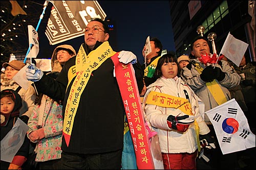 '황우석 박사 연구재개 지원을 위한 촛불행사'가 지난 4일 저녁 서울 광화문네거리 동화면세점 앞에서 '황우석 연구재개지원 국민연합' 회원 2천여명이 참석한 가운데 열렸다. 